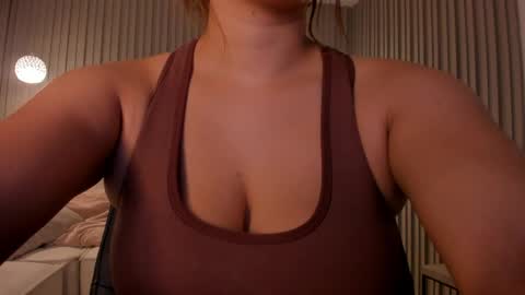 Snapshot of abrilbloom_ chatting on 05-19-26, 03:02 abril online show from 05-19-26, 03:02