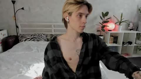 Snapshot of abslut chatting on 06-03-26, 12:30 Nick online show from 06-03-26, 12:30