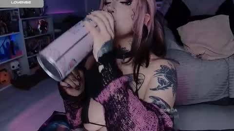 Snapshot of aciddroll chatting on 10-12-25, 08:41 Acid or Iya vacation November 19 to November 26 online show from 10-12-25, 08:41