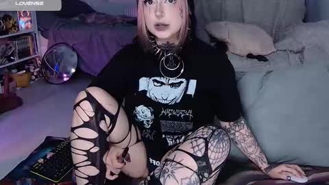 Snapshot of aciddroll chatting on 10-18-25, 09:15 Acid or Iya vacation November 19 to November 26 online show from 10-18-25, 09:15