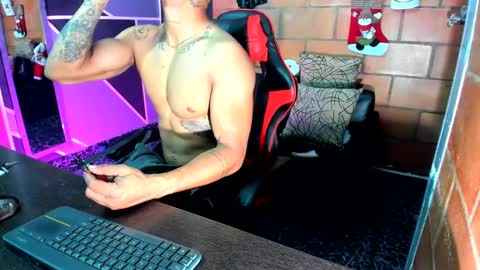 Snapshot of adam_valencia chatting on 12-24-24, 02:43 Adam Valencia online show from 12-24-24, 02:43