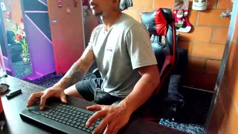 Snapshot of adam_valencia chatting on 12-30-24, 05:23 Adam Valencia online show from 12-30-24, 05:23