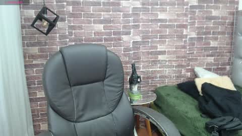 Snapshot of adamcoox chatting on 01-12-25, 04:18 Adam online show from 01-12-25, 04:18