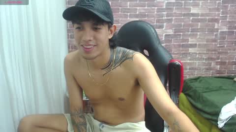 Snapshot of adamcoox chatting on 01-28-25, 08:04 Adam online show from 01-28-25, 08:04