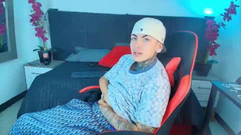 Snapshot of adamswalkerr_ chatting on 02-19-26, 12:01 AdamsWalkerr online show from 02-19-26, 12:01