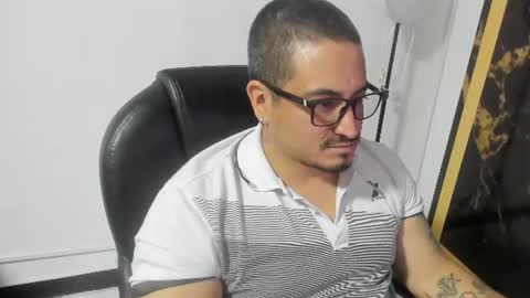 Snapshot of adan_smith_ chatting on 06-12-26, 04:11 online show from 06-12-26, 04:11
