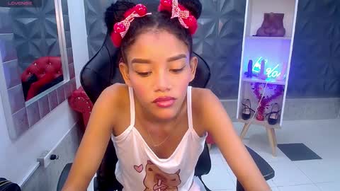 Snapshot of adisson_petite1 chatting on 02-23-26, 05:32 adisson_petite1 online show from 02-23-26, 05:32