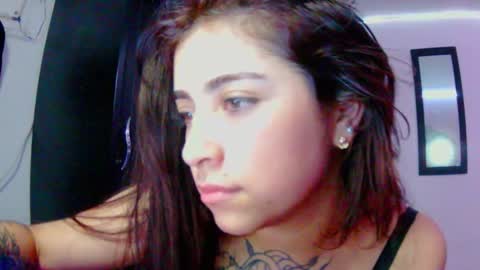 Snapshot of adri_gomez1 chatting on 11-12-25, 06:47 online show from 11-12-25, 06:47