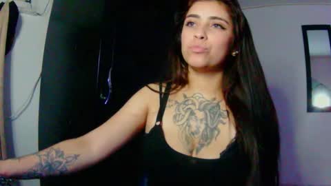 Snapshot of adri_gomez1 chatting on 11-13-25, 05:12 online show from 11-13-25, 05:12