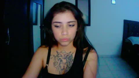 Snapshot of adri_gomez1 chatting on 11-17-25, 01:22 online show from 11-17-25, 01:22