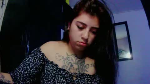 Snapshot of adri_gomez1 chatting on 11-21-25, 07:29 online show from 11-21-25, 07:29