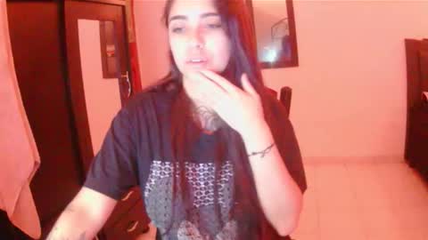 Snapshot of adri_gomez1 chatting on 11-30-25, 10:19 online show from 11-30-25, 10:19