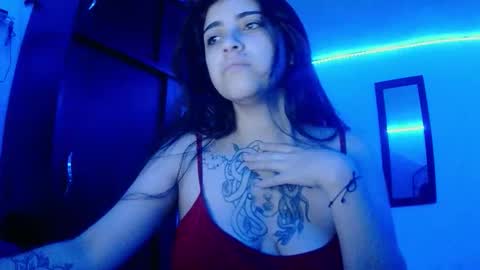 Snapshot of adri_gomez1 chatting on 12-18-25, 10:54 online show from 12-18-25, 10:54