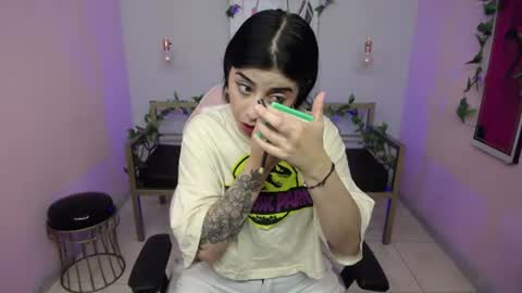 Snapshot of adri_gomez_1 chatting on 07-18-26, 01:04 Adri online show from 07-18-26, 01:04