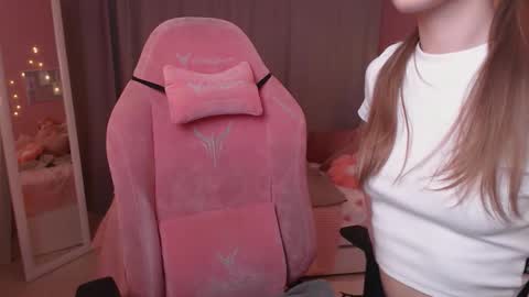 Snapshot of adria_arjona chatting on 01-14-26, 07:36 Eva online show from 01-14-26, 07:36