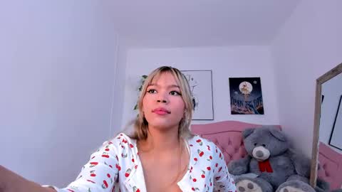 Snapshot of adria_ross chatting on 02-19-25, 05:06 Adriana online show from 02-19-25, 05:06