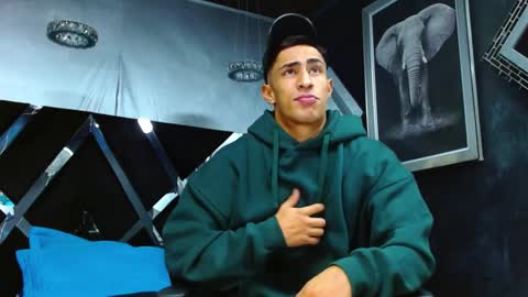 Snapshot of adrian_rae chatting on 12-12-24, 11:40 online show from 12-12-24, 11:40