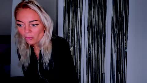 Snapshot of adriana_coy_ chatting on 10-26-25, 01:17 Adriana online show from 10-26-25, 01:17