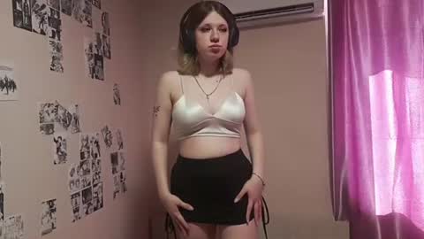 Snapshot of adriannamalango chatting on 07-19-26, 12:42 Sofa online show from 07-19-26, 12:42
