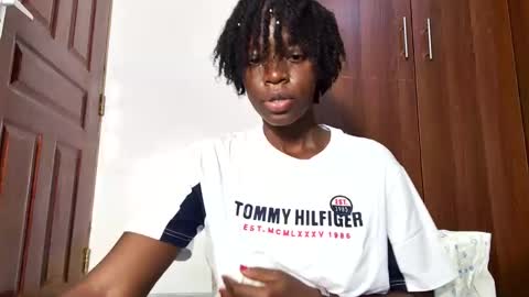 Snapshot of afro_pop chatting on 04-28-26, 01:04 Leah online show from 04-28-26, 01:04