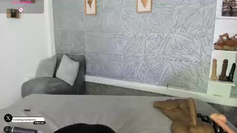 Snapshot of agatadelphine_mr chatting on 06-20-26, 01:25 Agatadelphine online show from 06-20-26, 01:25