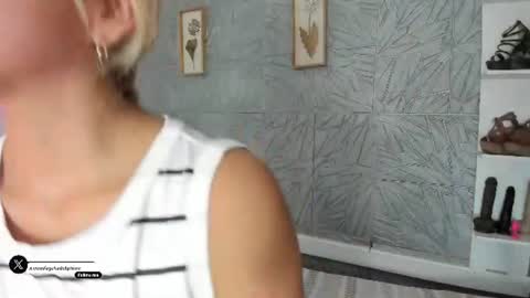 Snapshot of agatadelphine_mr chatting on 07-14-26, 01:28 Agatadelphine online show from 07-14-26, 01:28