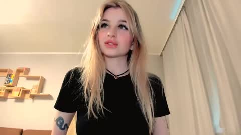 Snapshot of agatahowak chatting on 05-18-26, 04:35 Arina online show from 05-18-26, 04:35
