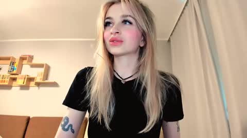 Snapshot of agatahowak chatting on 05-19-26, 03:29 Arina online show from 05-19-26, 03:29