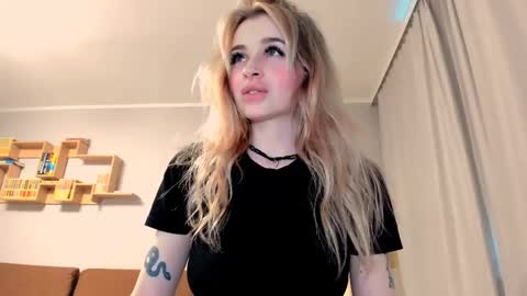 Snapshot of agatahowak chatting on 05-27-26, 04:48 Arina online show from 05-27-26, 04:48