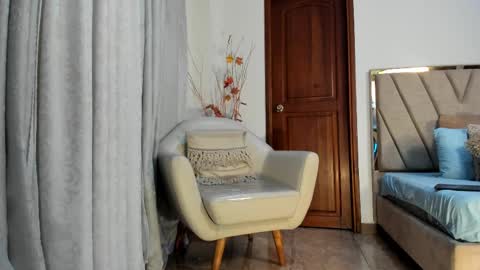 Snapshot of agathaa_white chatting on 09-18-25, 11:45 Agathaa white online show from 09-18-25, 11:45