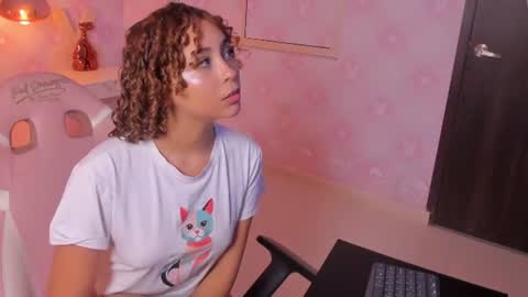 Snapshot of ahny_sweet chatting on 06-19-26, 03:49 Ahny Sweet online show from 06-19-26, 03:49