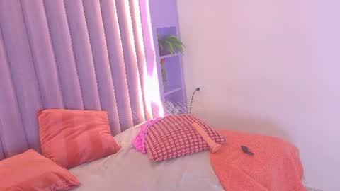 Snapshot of ahslyevans__ chatting on 06-11-26, 12:32 AHSLY online show from 06-11-26, 12:32