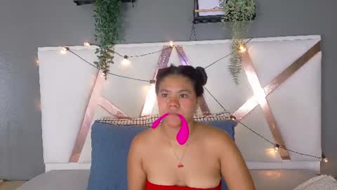 Snapshot of ahslyevans__ chatting on 06-16-26, 08:00 AHSLY online show from 06-16-26, 08:00