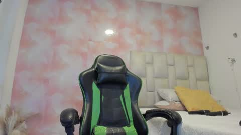 Snapshot of aida_rose chatting on 06-19-26, 08:23 karoline online show from 06-19-26, 08:23
