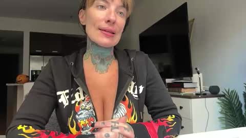 Snapshot of airgeadx chatting on 10-25-25, 03:29 Airgead online show from 10-25-25, 03:29