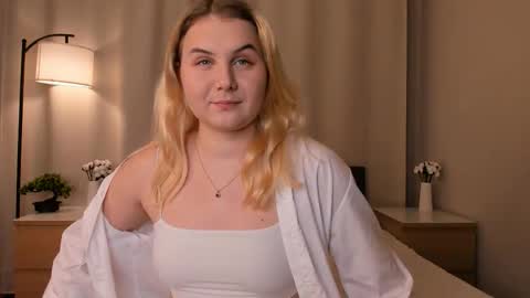 Snapshot of aishaspeak chatting on 11-18-25, 08:35 Hermione online show from 11-18-25, 08:35