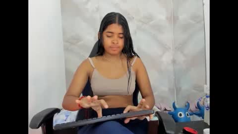 Snapshot of aitanacortes chatting on 10-12-25, 01:43 aitana online show from 10-12-25, 01:43