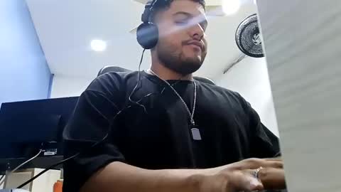 Snapshot of aj_cooper90_ chatting on 02-05-25, 04:48 Esteban online show from 02-05-25, 04:48