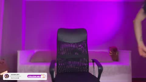 Snapshot of akame_s chatting on 10-18-25, 09:15             online show from 10-18-25, 09:15