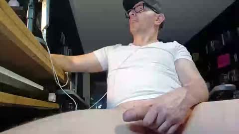 Snapshot of akenathonxxx chatting on 05-21-26, 11:23 Akenathon online show from 05-21-26, 11:23