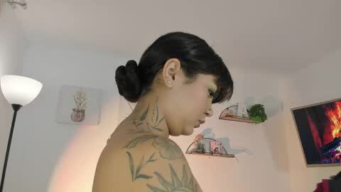 Snapshot of alaiarogerss chatting on 06-05-26, 10:43 online show from 06-05-26, 10:43