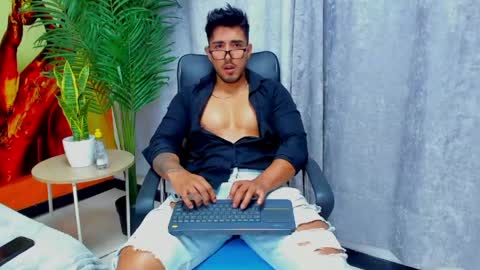 Snapshot of alan_greek_1 chatting on 05-17-26, 05:09 Alan greek online show from 05-17-26, 05:09