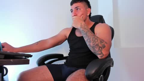 Snapshot of alan_muscle chatting on 02-05-25, 06:46 Alan online show from 02-05-25, 06:46