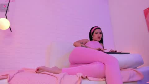 Snapshot of alana_milan chatting on 05-16-26, 01:54 Alana online show from 05-16-26, 01:54