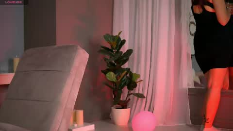 Snapshot of alanareign chatting on 06-19-26, 09:35 AlanaReign online show from 06-19-26, 09:35