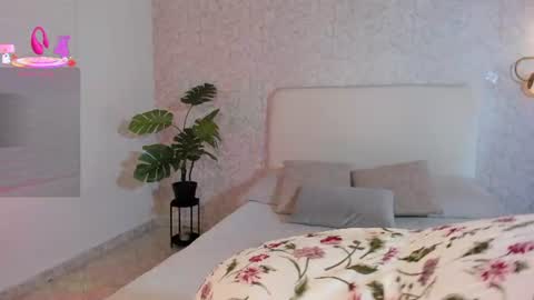 Snapshot of alannarouge chatting on 06-13-26, 11:30 alannarouge online show from 06-13-26, 11:30