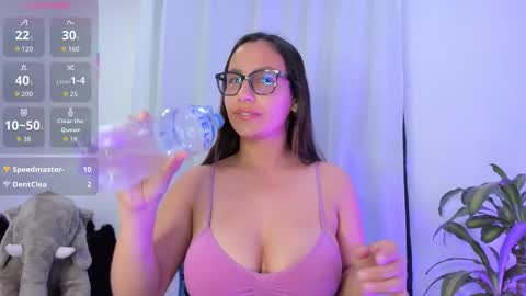 Snapshot of aleaa_ chatting on 10-19-25, 12:44 aleaa online show from 10-19-25, 12:44