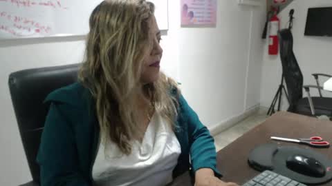 Snapshot of aleja_lollipop chatting on 04-24-26, 05:37 Aleja online show from 04-24-26, 05:37
