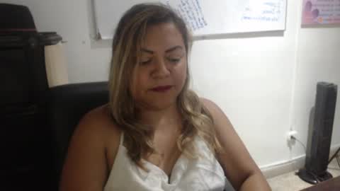 Snapshot of aleja_lollipop chatting on 05-09-26, 03:50 Aleja online show from 05-09-26, 03:50