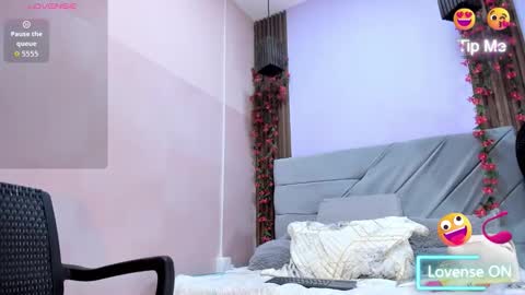 Snapshot of aleja_zaens chatting on 10-28-25, 01:03 Alejandra Zaens online show from 10-28-25, 01:03